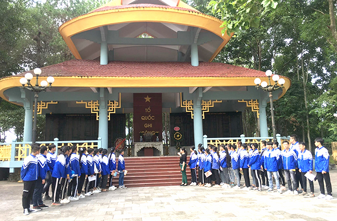 Học sinh Trường TH&THCS Võ Thị Sáu, thị xã Nghĩa Lộ tham quan Khu Di tích lịch sử Căng và Đồn Nghĩa Lộ để hiểu thêm về truyền thống của quê hương cách mạng.